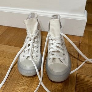 BARELY WORN WHITE HIGHTOP CONVERSE